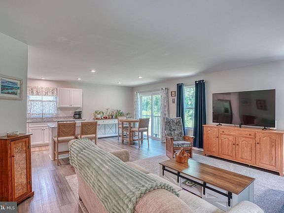 3rd image of 401 Alezach Dr