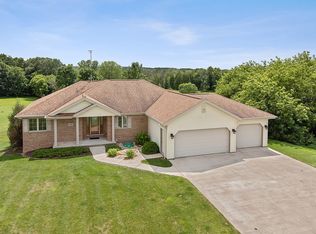 1598 Cedarview Dr, Saint Cloud, WI 53079