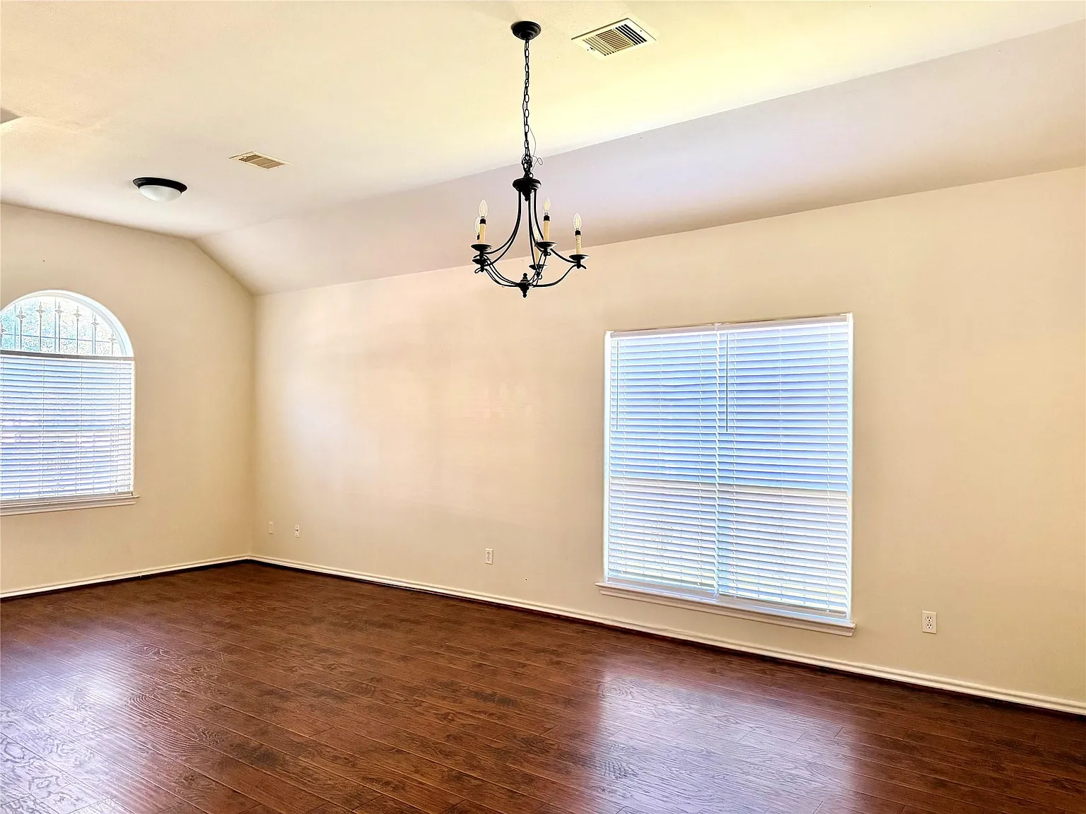 3 bed, 2.0 bath, 1836 sqft, $1,900 — Photo 3