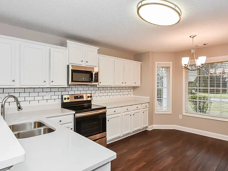 240 Raleigh Way — Photo 7
