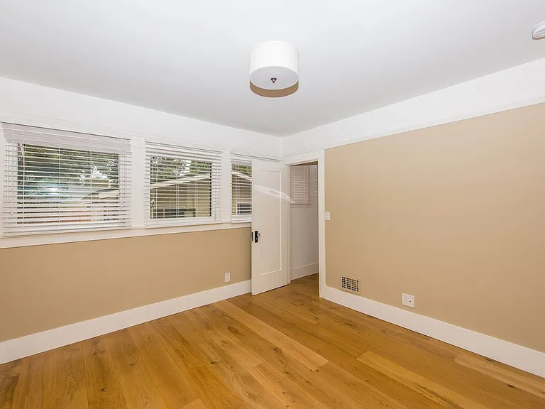 306 N Shaffer St — Photo 16