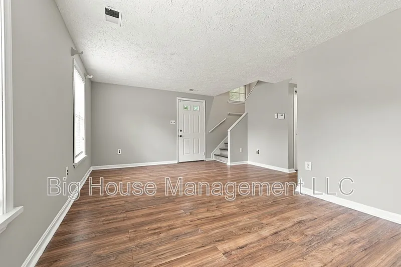 3 bed, 1.5 bath, 1120 sqft, $2,300 — Photo 4