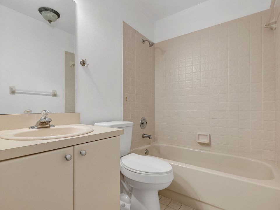 1st image of 160 SE 7th St APT 5