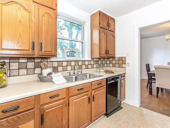 Kitchen-Light and Bright