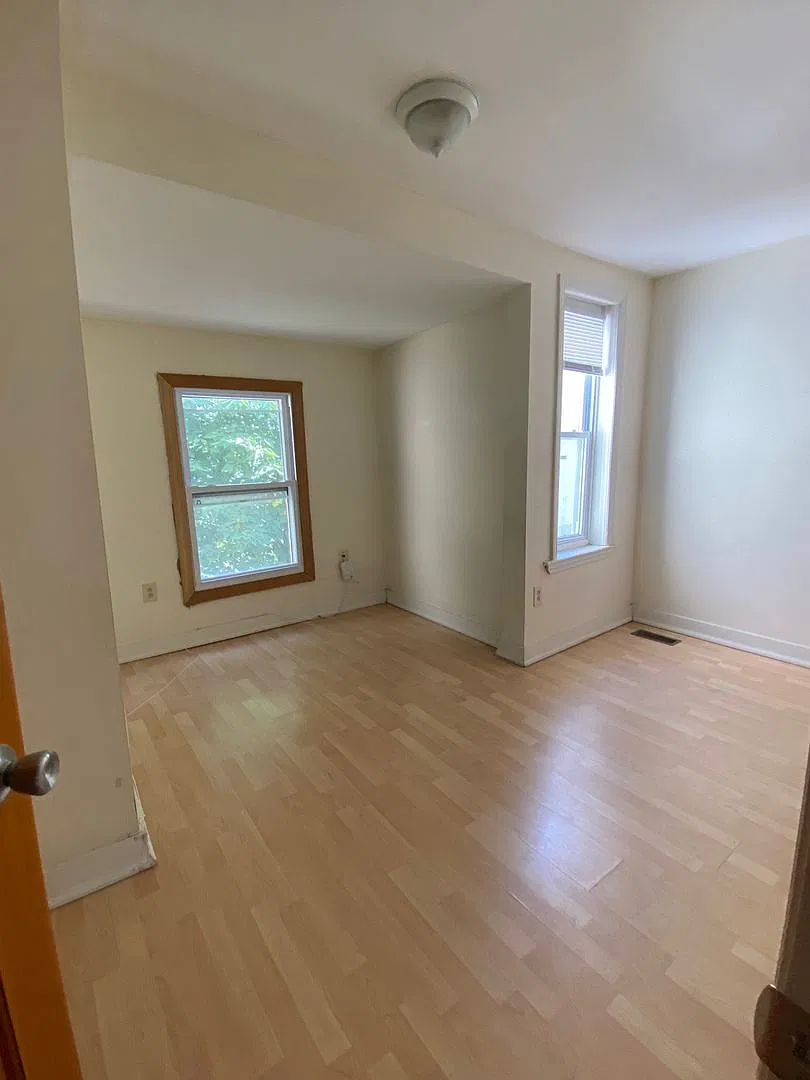 Cozy 2 Bedrooms 1 Bathroom — Photo 3