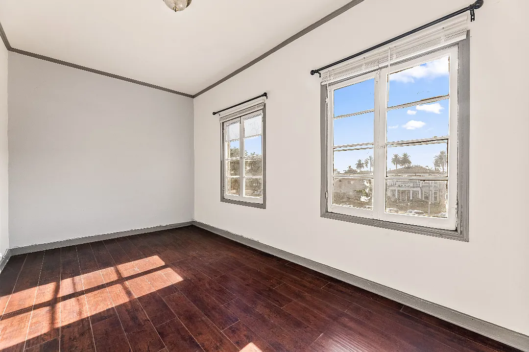 8 bed, 3000 sqft, $1,200 — Photo 1