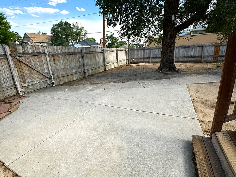 1230 E 10th St #A — Photo 24