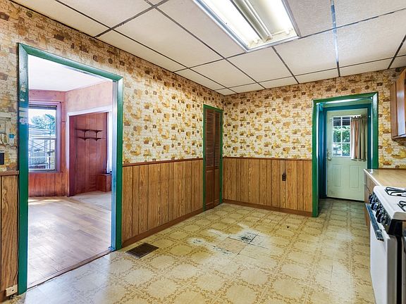 5th image of 44 Sheridan Ave