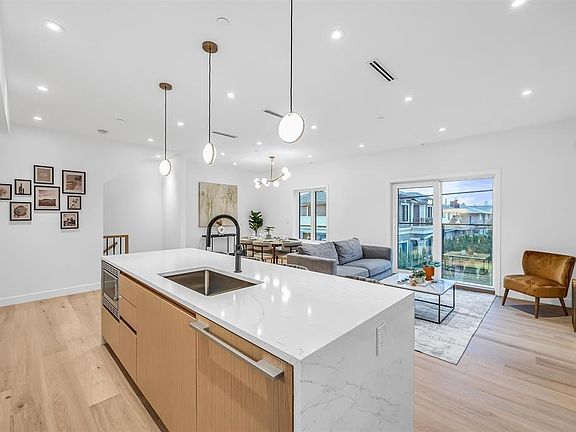 3rd image of 1016 W 52nd Ave