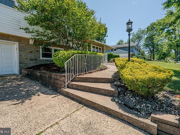 3rd image of 420 Jamaica Dr