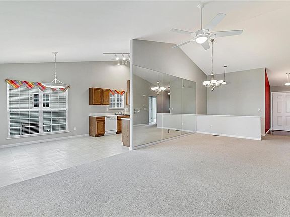 5th image of 10193 Carlton Place Ct N