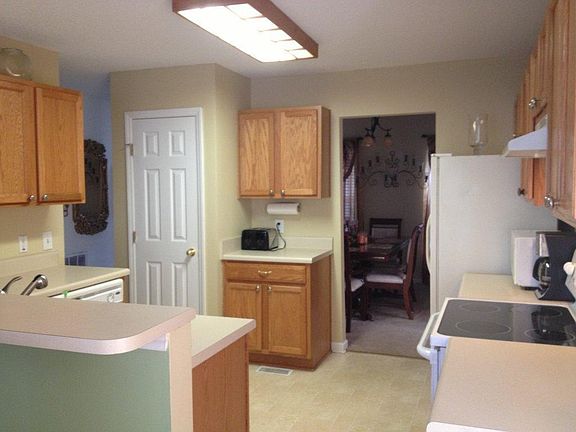 4th image of 211 McDonald Ave