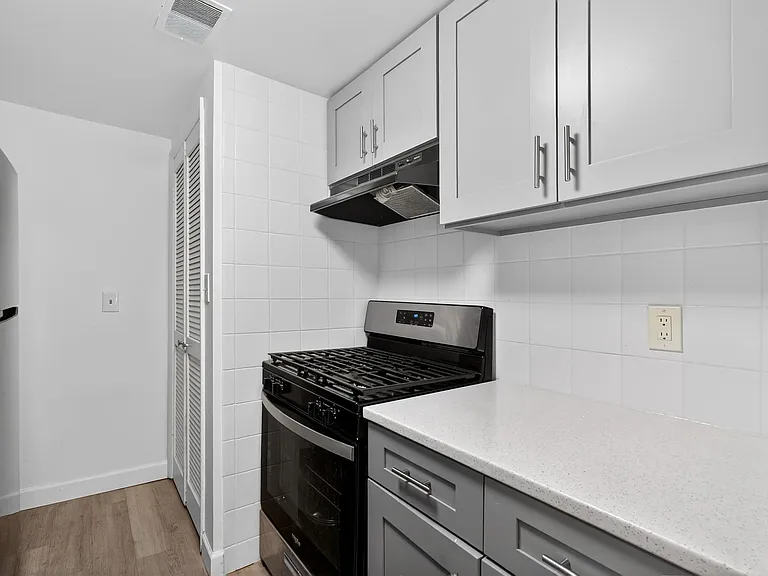318 38th St #301 — Photo 8