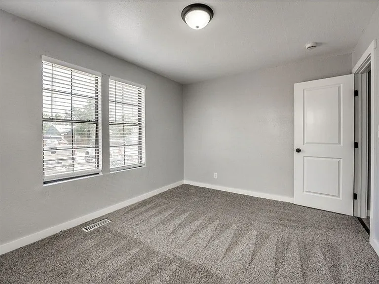 1209 NE 42nd St — Photo 13
