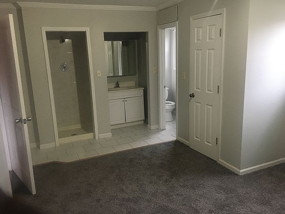 5th image of 901 S Hinshaw Ave