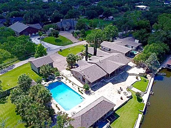 3rd image of 311 Oleander Dr