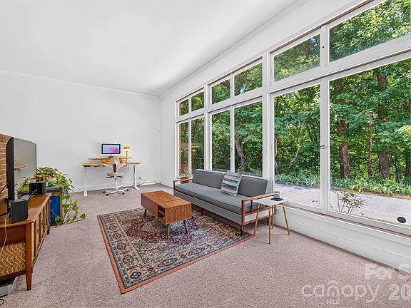 5th image of 112 Crestwood Cir