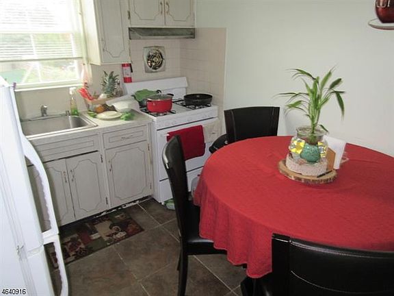 4th image of 114 Stevens Pl