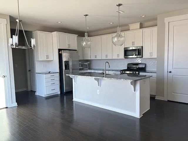 4 bed, 2.5 bath, 2398 sqft, $2,200 — Photo 4