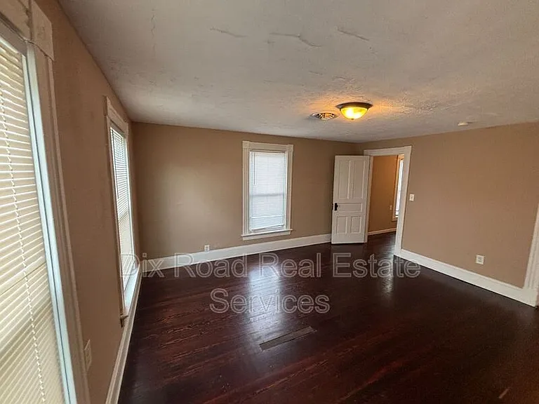 411 Millikin St — Photo 28