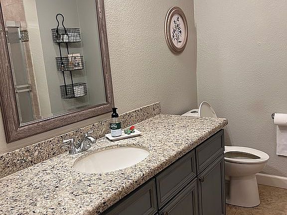 Full guest bath 3