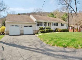 19 Seneca Trl, Oak Ridge, NJ 07438