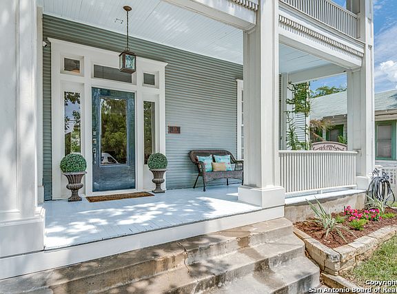 3rd image of 519 W Mistletoe Ave