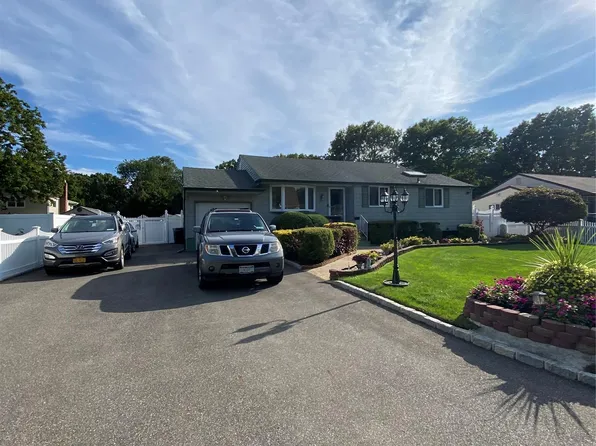 22 W Willow Street, Brentwood, NY 11717