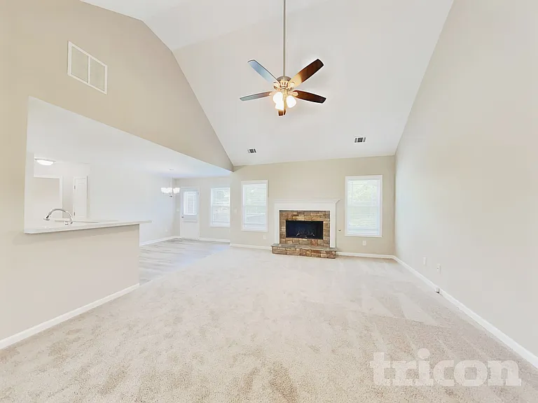 217 Arbor Dr — Photo 2