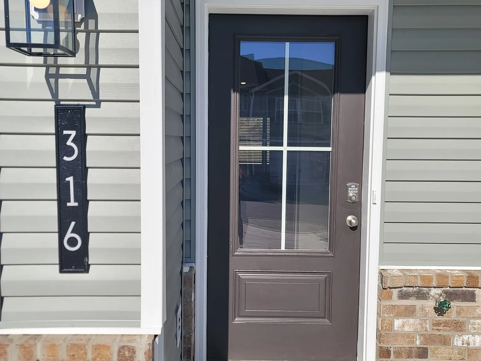 3 bed, 2.5 bath, 1381 sqft, $2,000 — Photo 2