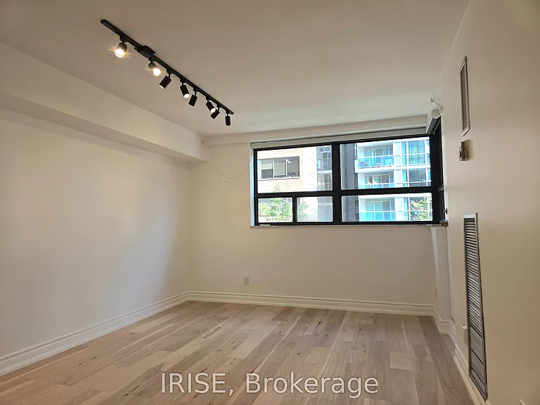 89 McCaul St #426 — Photo 3