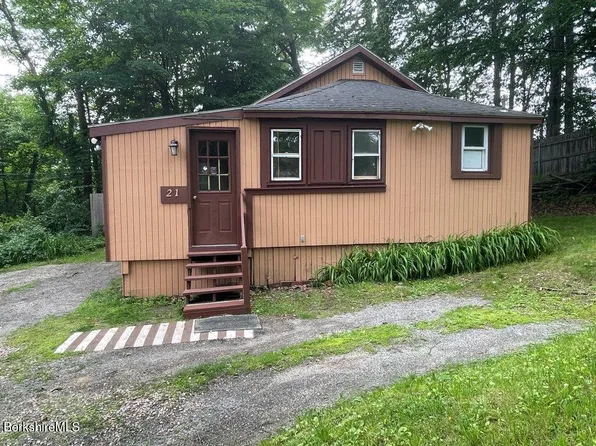21 Woodleigh Rd, Pittsfield, MA 01201