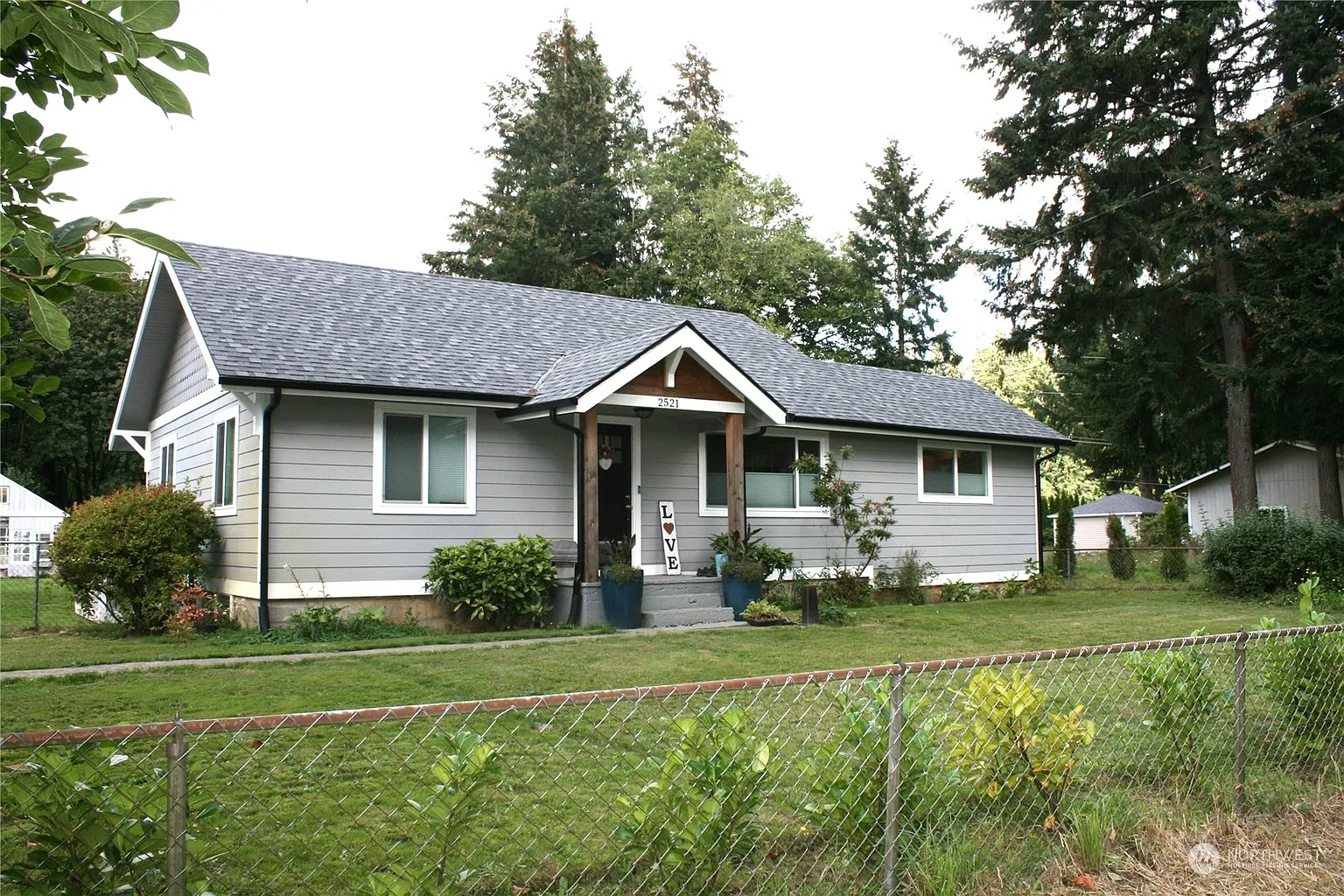 2521 S BAY Place NE photo 1