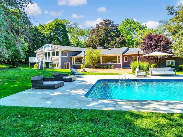 35 Fairway, Roslyn, NY 11576