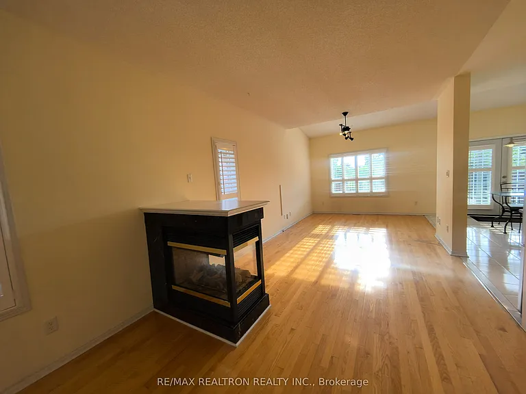 18 Nantucket Dr #MAIN 2ND FLOOR — Photo 7