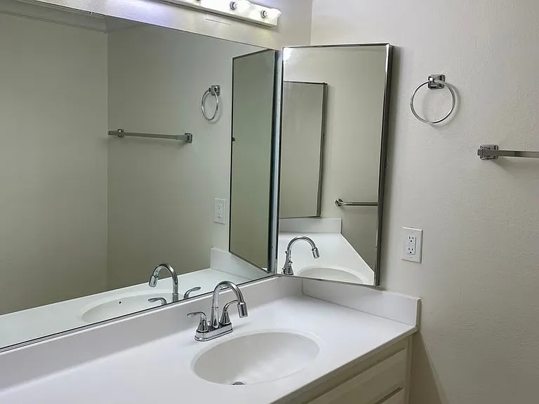 241 N Vine St — Photo 13