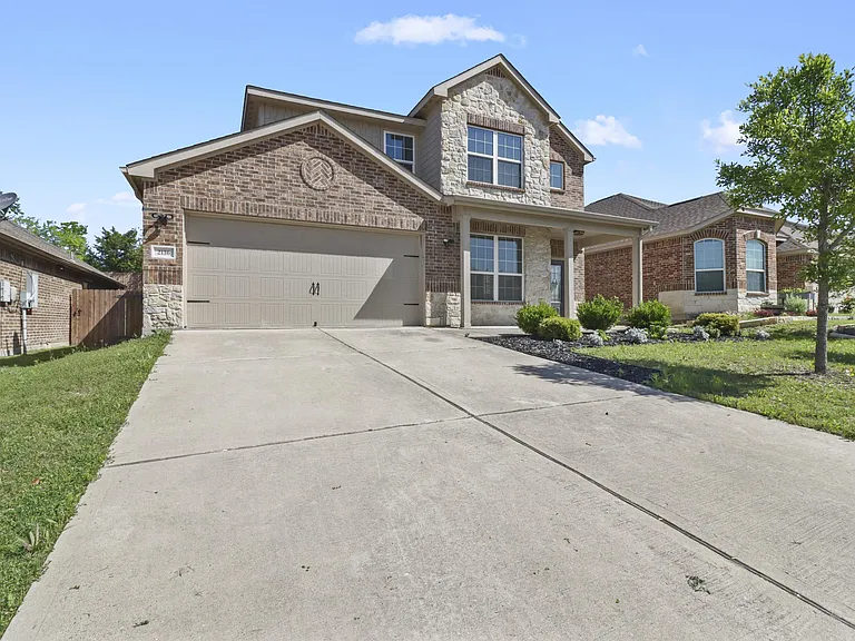 2136 Mulberry Dr — Photo 2