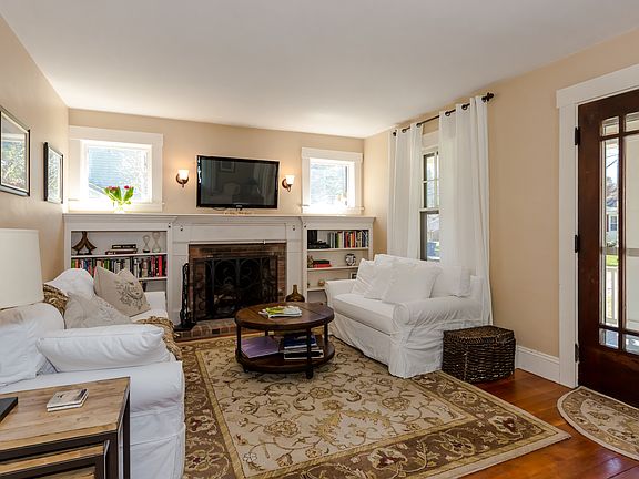 3rd image of 16 Great Lake Dr