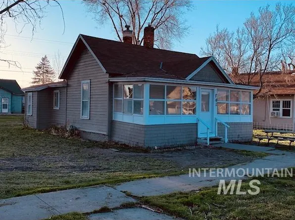 541 Montana St, Gooding, ID 83330