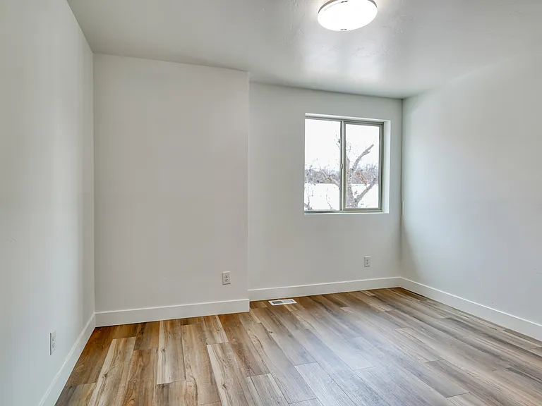 241 E 100 N #400 — Photo 25