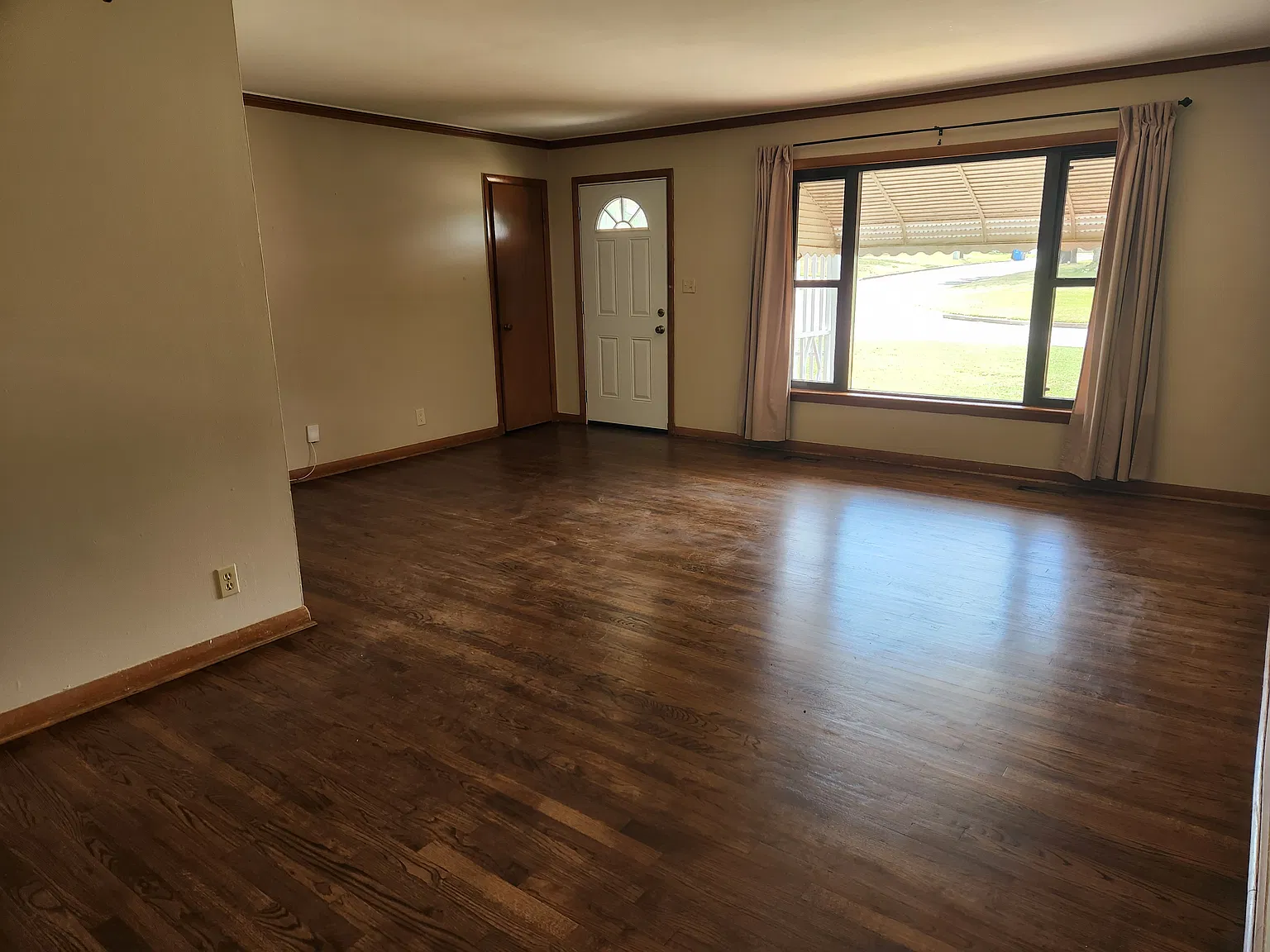 3 bed, 1.5 bath, 1232 sqft, $1,600 — Photo 2