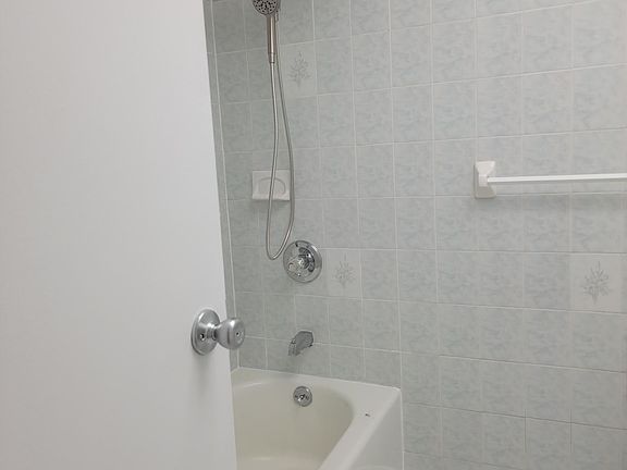 2nd image of 15 Kathy Pl APT 2B