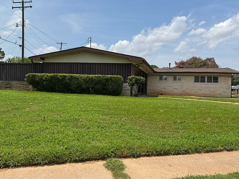 1220 Caroline Dr — Photo 2