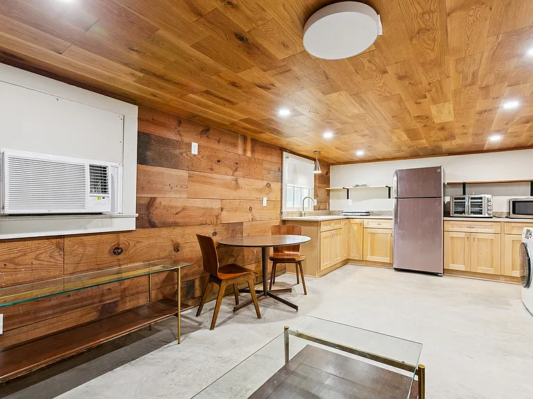 1031 Short St #B — Photo 2