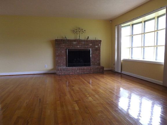 5th image of 402 Bunche Dr