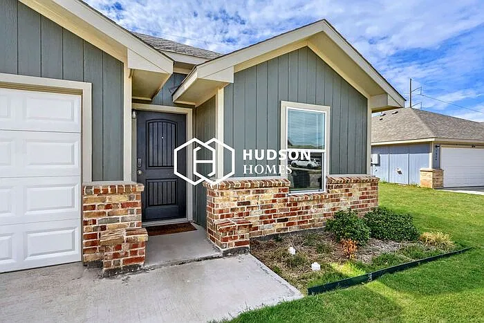 4 bed, 2.0 bath, 1571 sqft, $2,449 — Photo 3