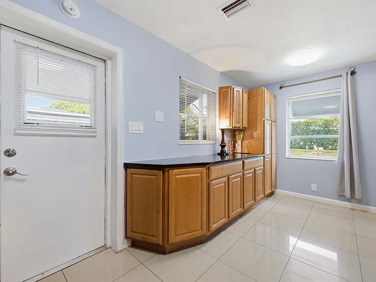 370 Orange Way — Photo 3