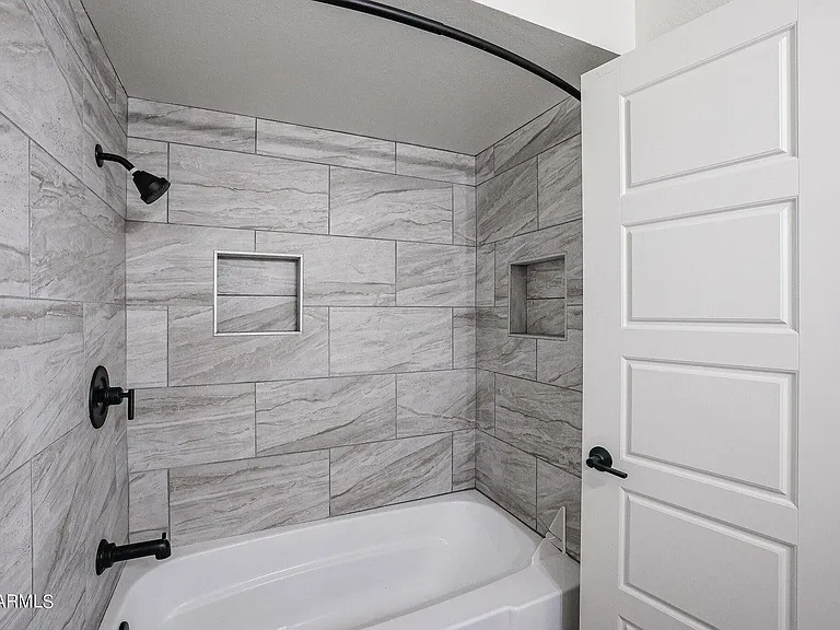 1803 W Maryland Ave — Photo 36