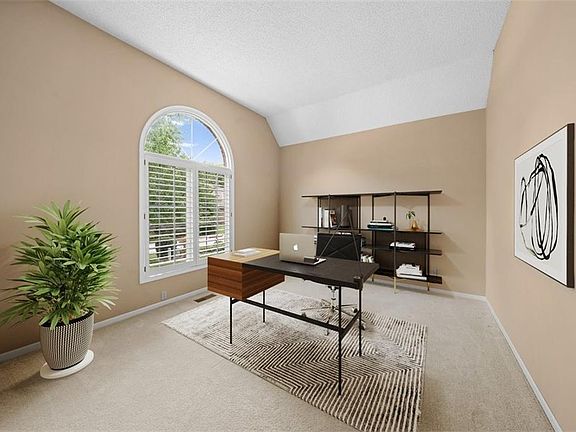 5th image of 4521 Ironhorse Dr