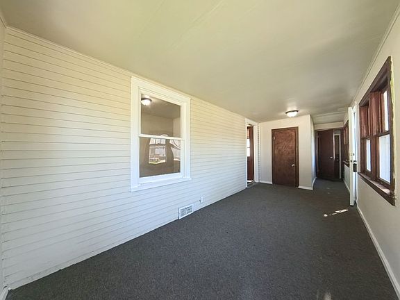 3rd image of 3252 Dubuque Ave